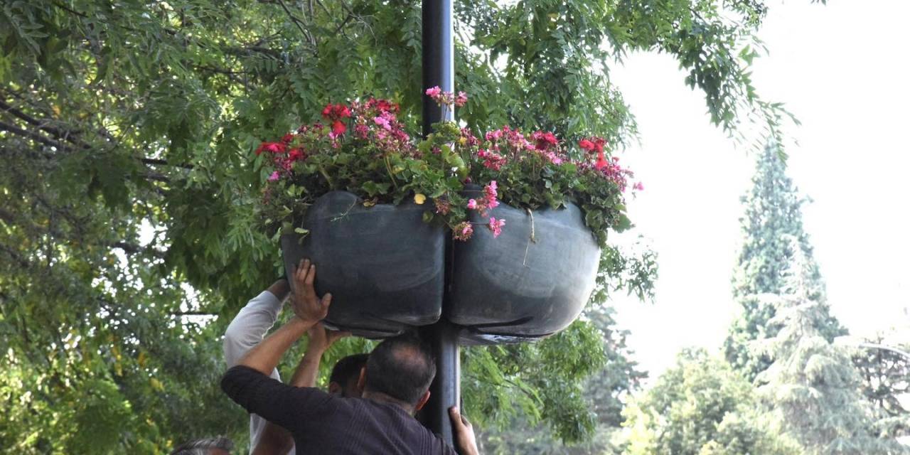Sokaklar Çiçeklerle Ayrı Bir Güzelleşiyor