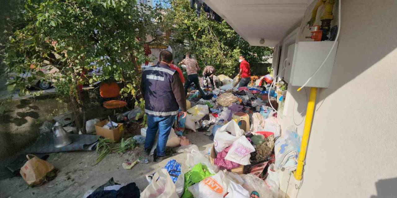 Karabük’te Çöp Evden İki Kamyon Çöp Çıktı