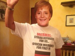 Merkel Maskeli İtalyan Milletvekili, Juncker’in Konuşmasını Böldü