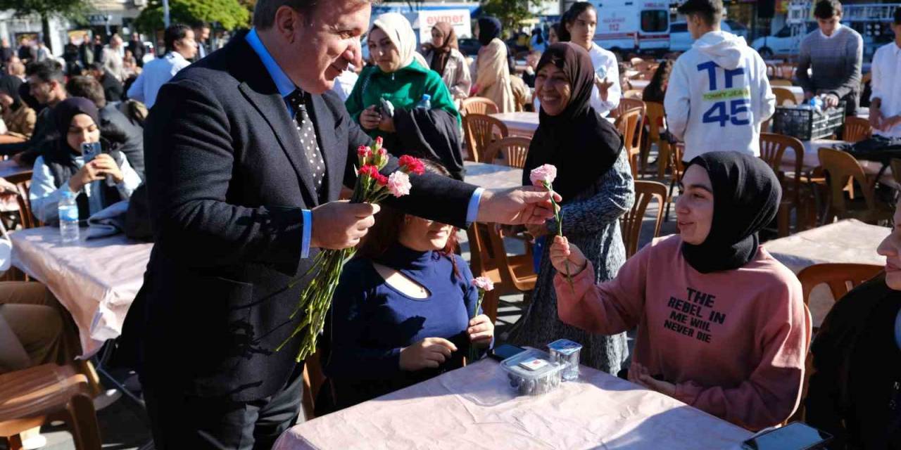 Erzincan’a Gelen Öğrenciler Kentin Meydanında Karşılandı