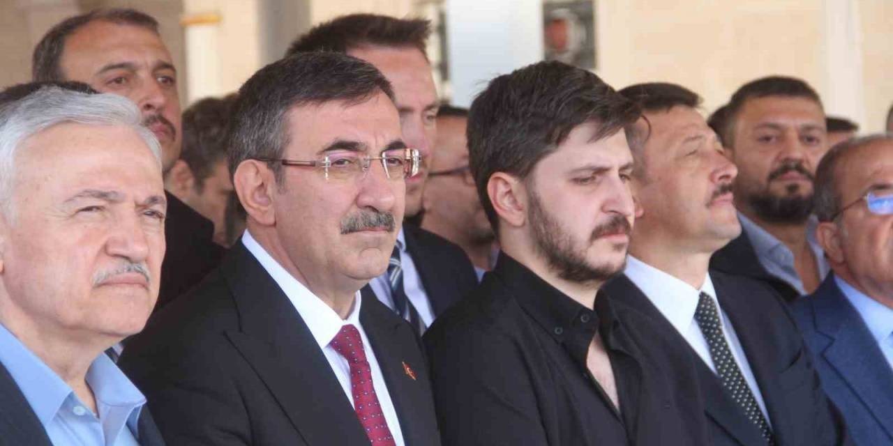 Cumhurbaşkanı Yardımcısı Yılmaz, Ak Parti Eski Milletvekilinin Cenazesine Katıldı