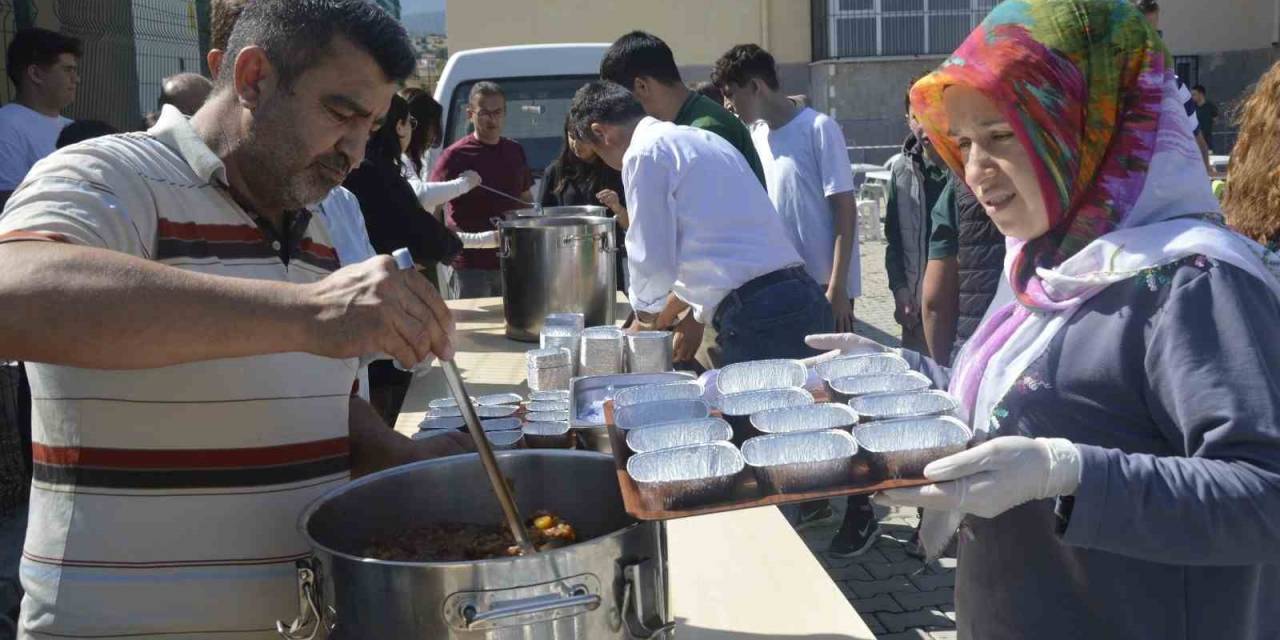 Gölhisar Fen Lisesinden Geleneksel Aşure İkramı