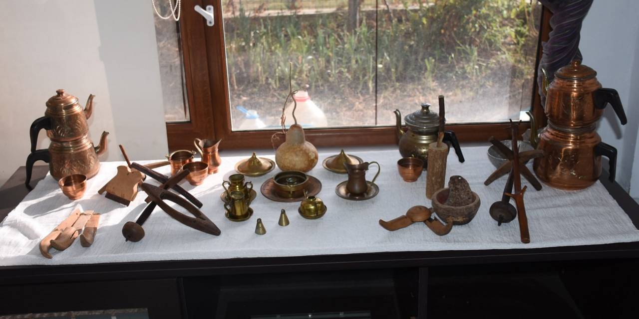 Osmanlı’dan Kalma Yaklaşık 200 Yıllık Tarihi Eserleri Evinde Sergiliyor