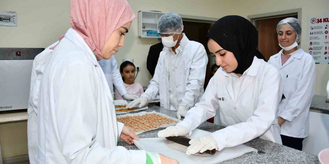 Meslek Liseliler Yemek Artıklarını Kedi Ve Köpek Mamasına Dönüştürüyor