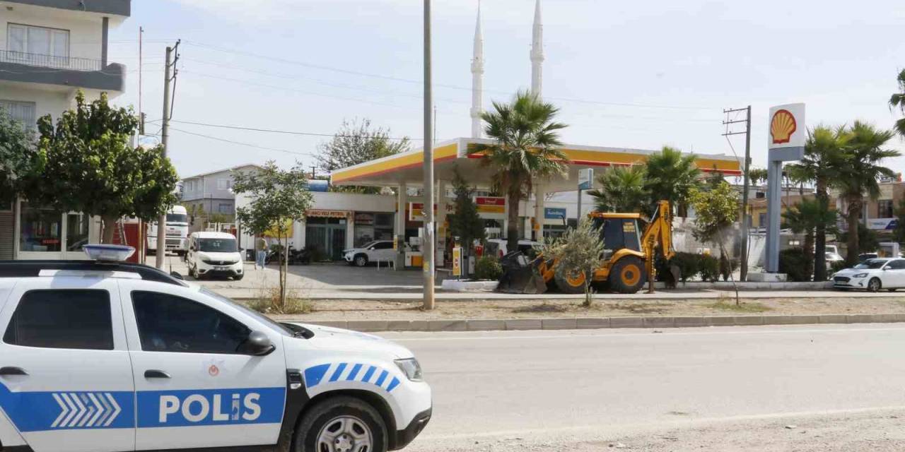 Kar Maskeli Şüpheli Akaryakıt İstasyonunda Bir Kişiyi Başından Vurup Kaçtı