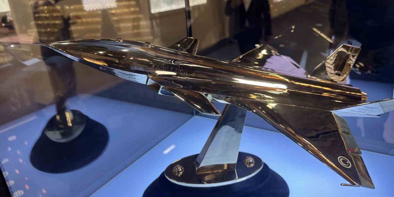 Bayraktar Kızılelma’nın Altın Maketi Mücevher Fuarında Parlıyor