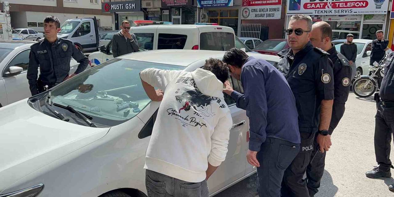 Gasp İddiasıyla Durdurulan Şahıs Kendini Araca Kilitledi