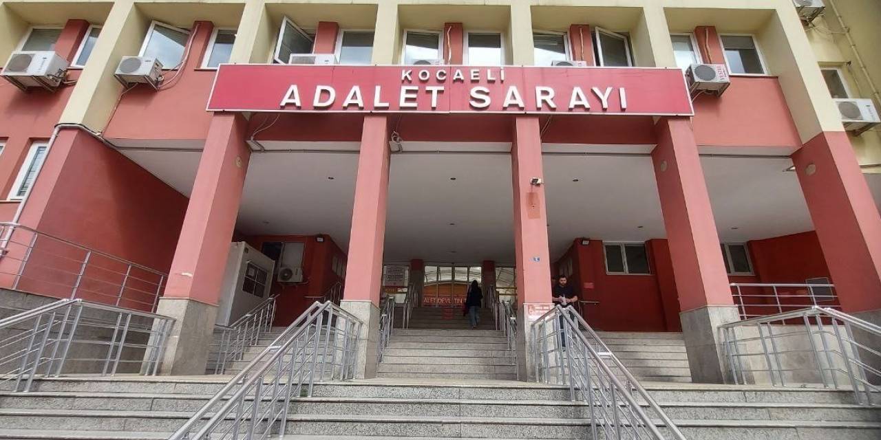 Sevgili Olduklarına İnandırdığı Öğrencisini 2 Yıl Boyunca İstismar Etti, O Da Yetmedi Ölümle Tehdit Etti