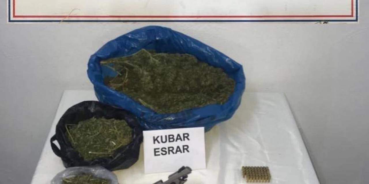 Şüphelilerin Evinde Yapılan Aramada Uyuşturucu Ve Ruhsatsız Tabanca Çıktı