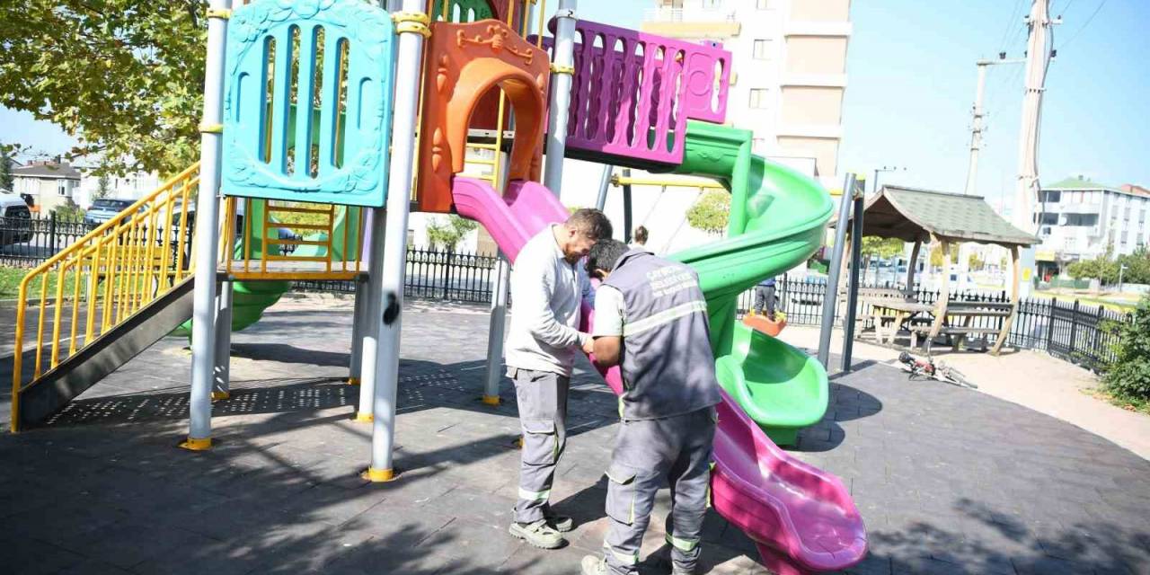 Çocuklar Parklarda Güvenle Oynuyor