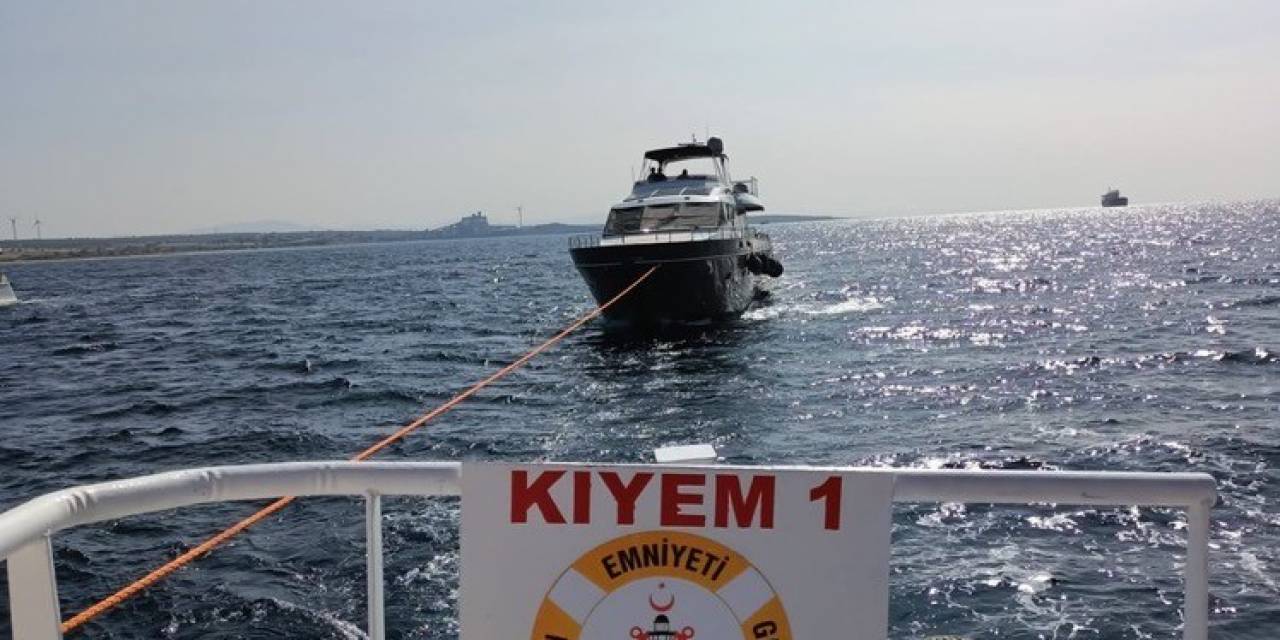 Çanakkale Boğazı’nda Su Alan Ve İçinde 4 Kişi Bulunan Tekne Kurtarıldı