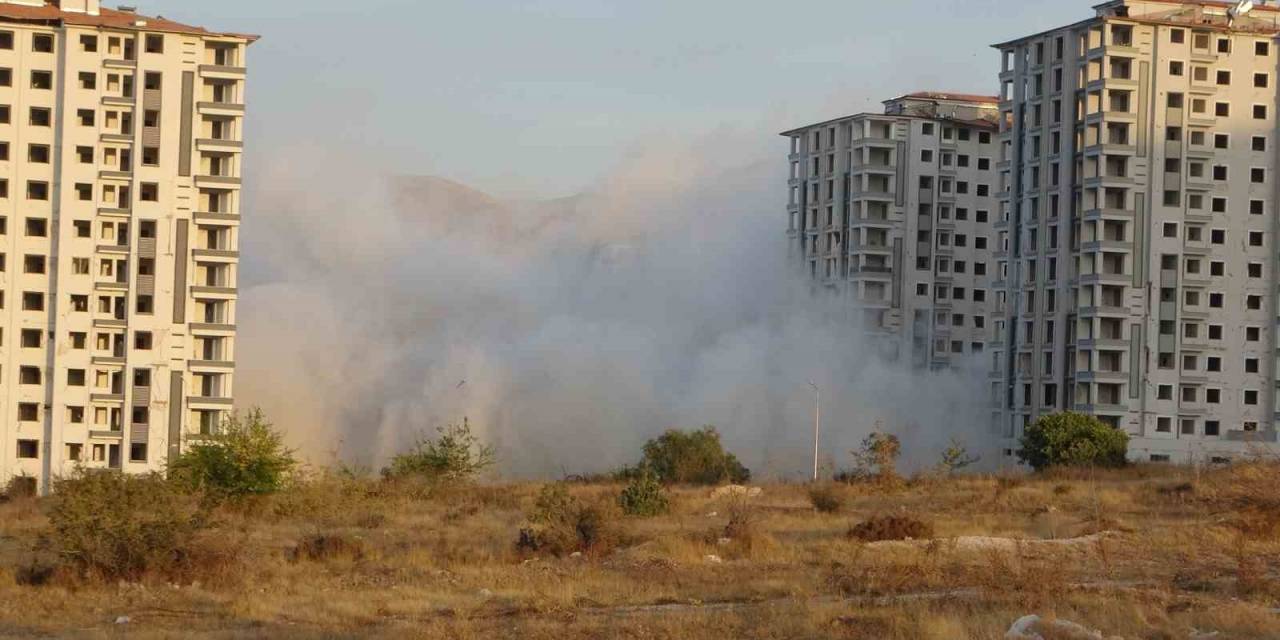 Malatya’da Yüksek Katlı Binaların Patlayıcı İle Yıkımı Sürüyor