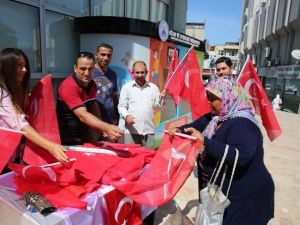 Adapazarı Belediyesi Bayrak Dağıttı