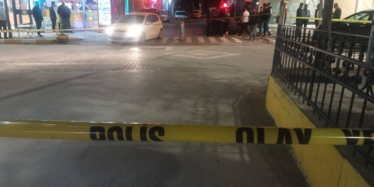 Kavgayı Ayırmak İsterken Bıçak Darbesiyle Yaralandı