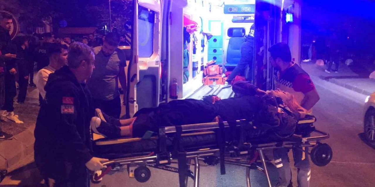 Ehliyetsiz Motosikletli, Otomobil İle Çarpıştı: 2 Yaralı