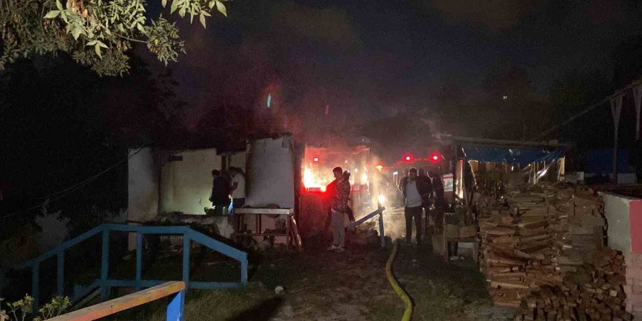 Avcılar’da Aile Çay Bahçesinde Yangın: Alandaki Restoran Ve 2 Baraka Ev Alev Alev Yandı