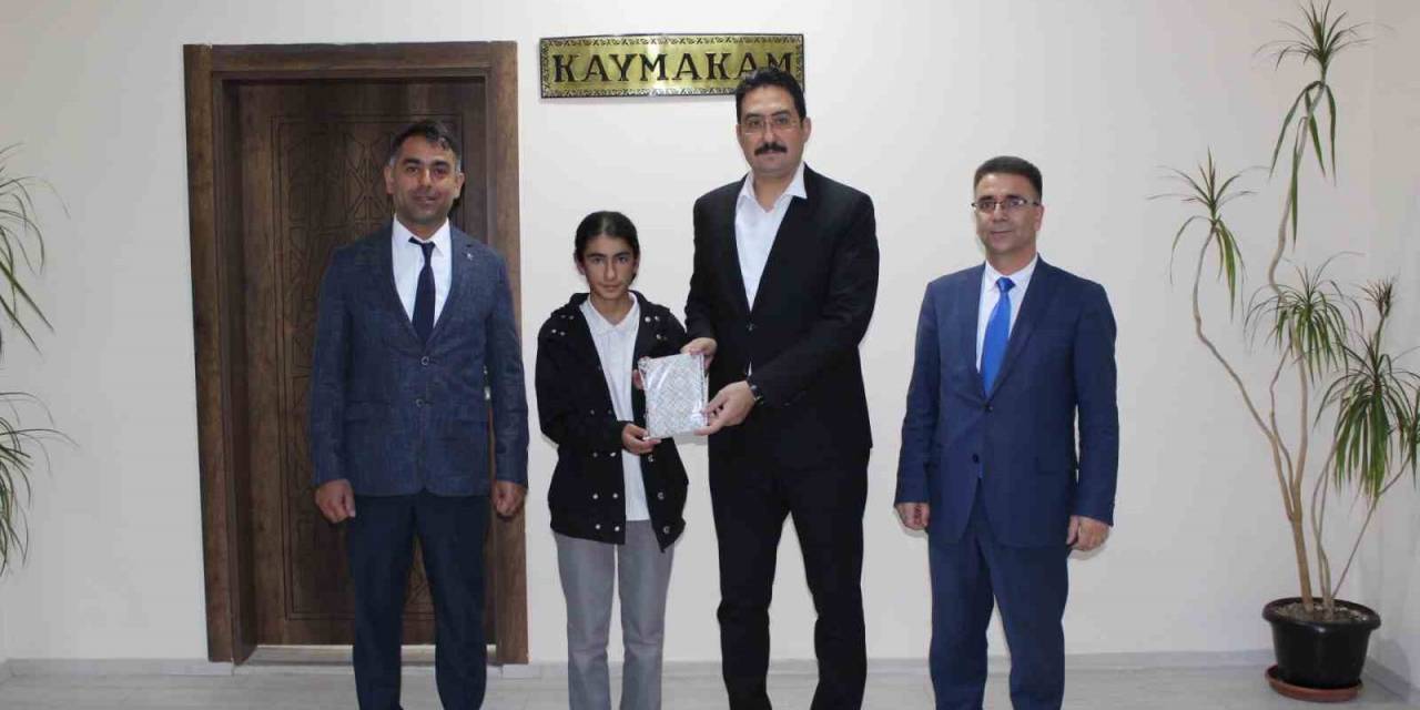 Hamur’da Bursluluk Sınavında Başarı Gösteren Öğrenciler Kaymakam Yıldırım’ı Ziyaret Etti