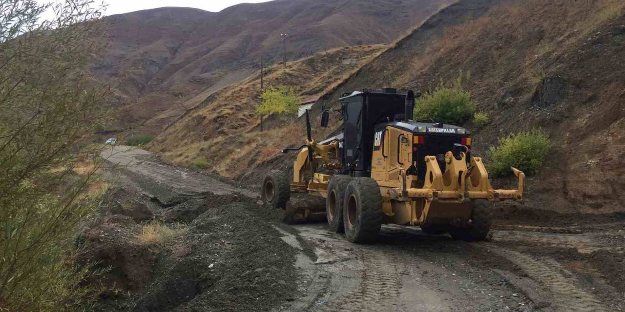 Sason’da Sel Nedeniyle Ulaşıma Kapanan Köy Yolları Ulaşıma Açıldı