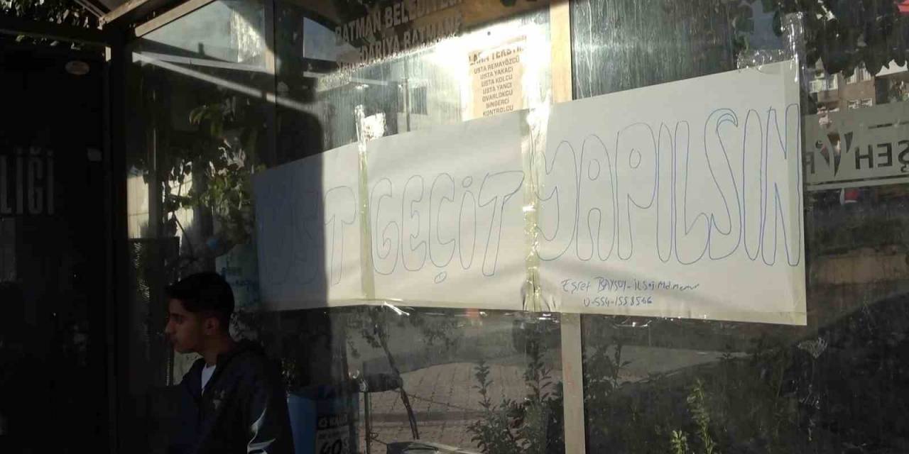 Batman’da Üst Geçit İsteyen Vatandaşlar Otobüs Duraklarına Pankartlar Astı