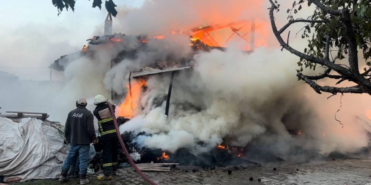 Gediz’de Ahşap Bina Yangında Küle Döndü