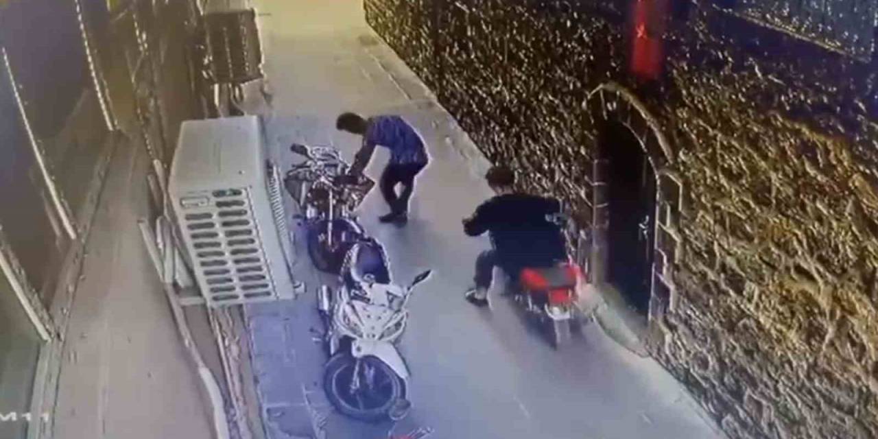 Taziyeye Gitti, Motorunda Bıraktığı Paraları Çalındı