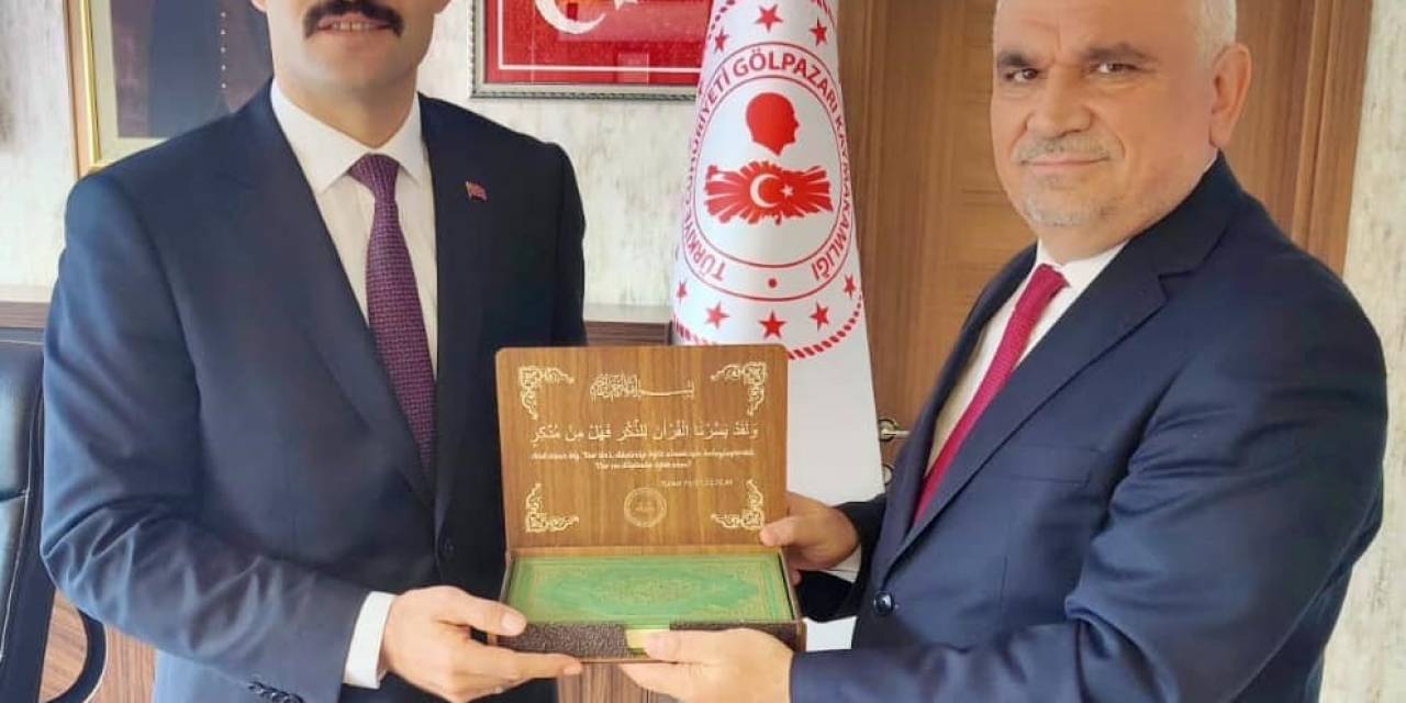 Göreve Yeni Başlayan Kaymakama Kur‘An-ı Kerim Hediye Etti