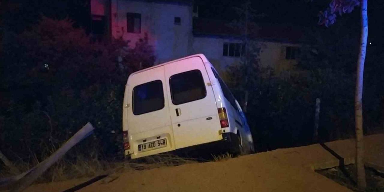 Minibüs Ve Otomobil Çarpıştı: 4 Yaralı