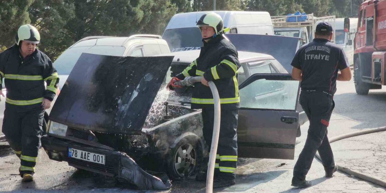 Seyir Halindeki Otomobili Alev Aldı, Çabaları Fayda Etmedi