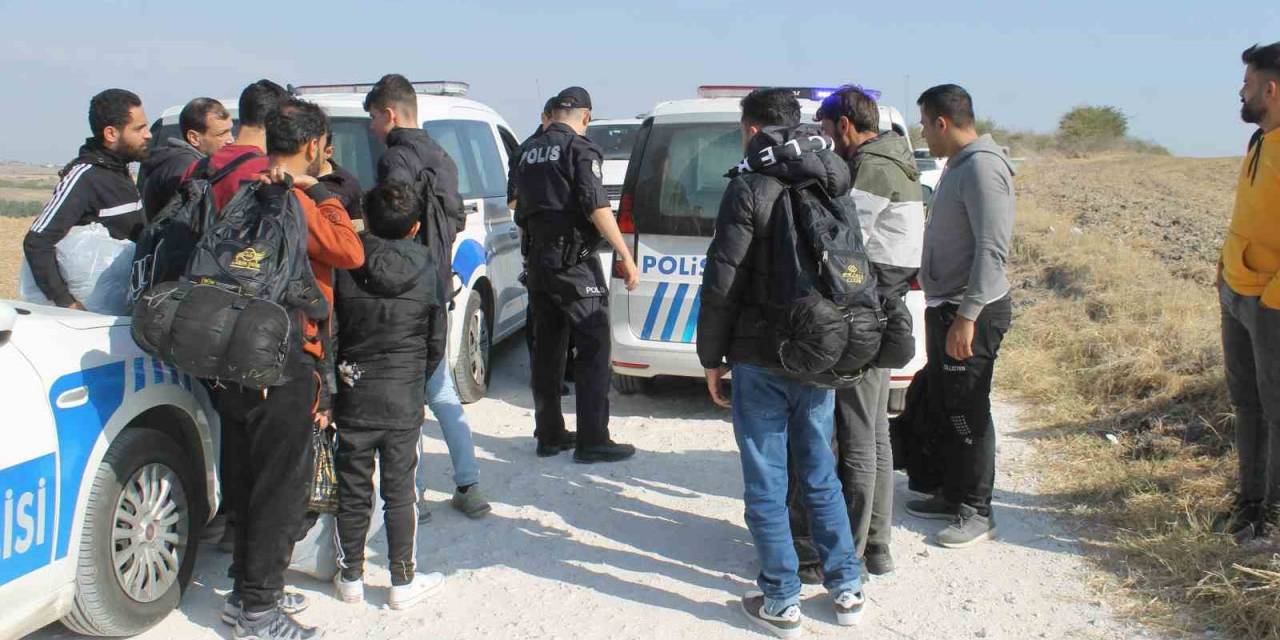 Lastikleri Patlayınca Yakalandılar: 21 Göçmen Ve 4 Göçmen Taciri Yakalandı