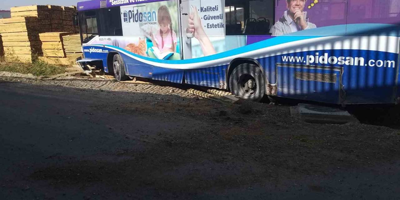 Ankara’da Belediye Otobüsü Otomobille Çarpıştı: 3 Yaralı