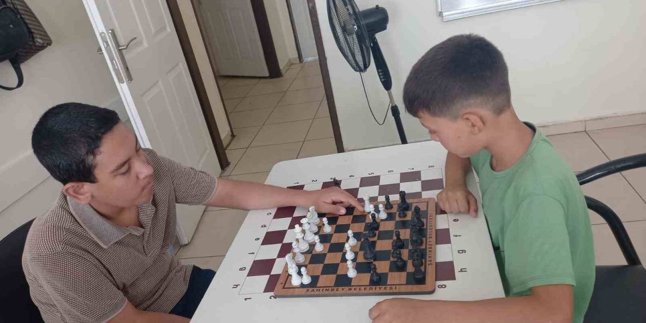 Otizm Hastası Genç Satranç Öğrenerek Yaşama Tutunuyor