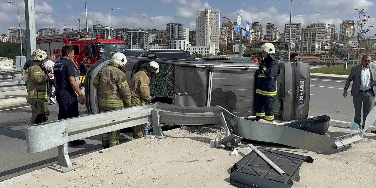 Başakşehir Çam Ve Sakura Şehir Hastanesi Kavşağında Kaza: 3 Yaralı
