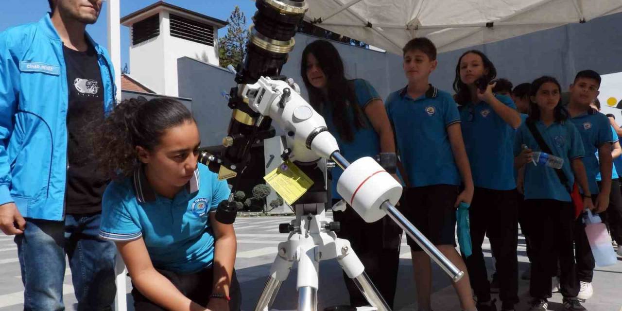 Astronomi Profesörü Derman, Antalya Bilim Merkezi’nde Öğrencilerle Buluştu