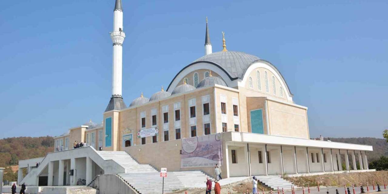 İlahiyat Fakültesi Uygulama Cami’nde İlk Cuma Namazı Kılındı