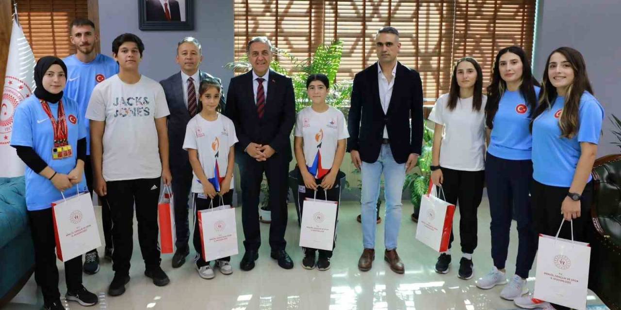 Vali Usta Bocce Sporcularını Makamında Kabul Etti