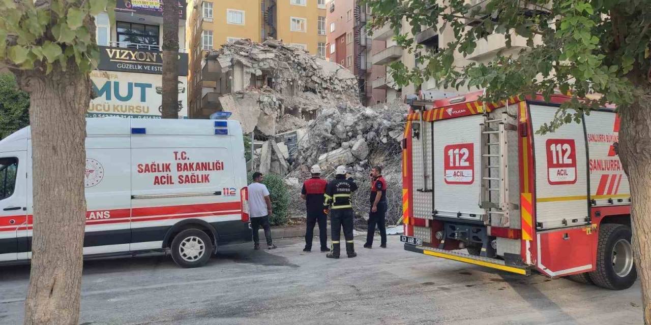 Yıkım Yapan Kepçe Yan Yattı: 1 Yaralı