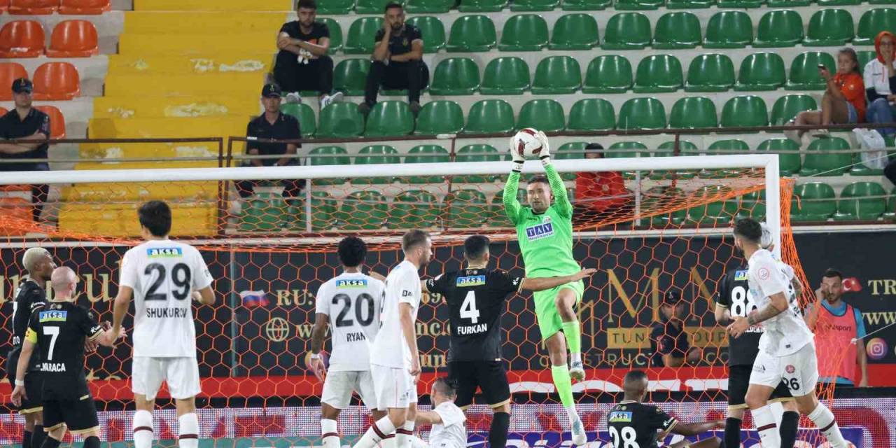 Trendyol Süper Lig: Corendon Alanyaspor: 1 - Fatih Karagümrük: 0 (İlk Yarı)