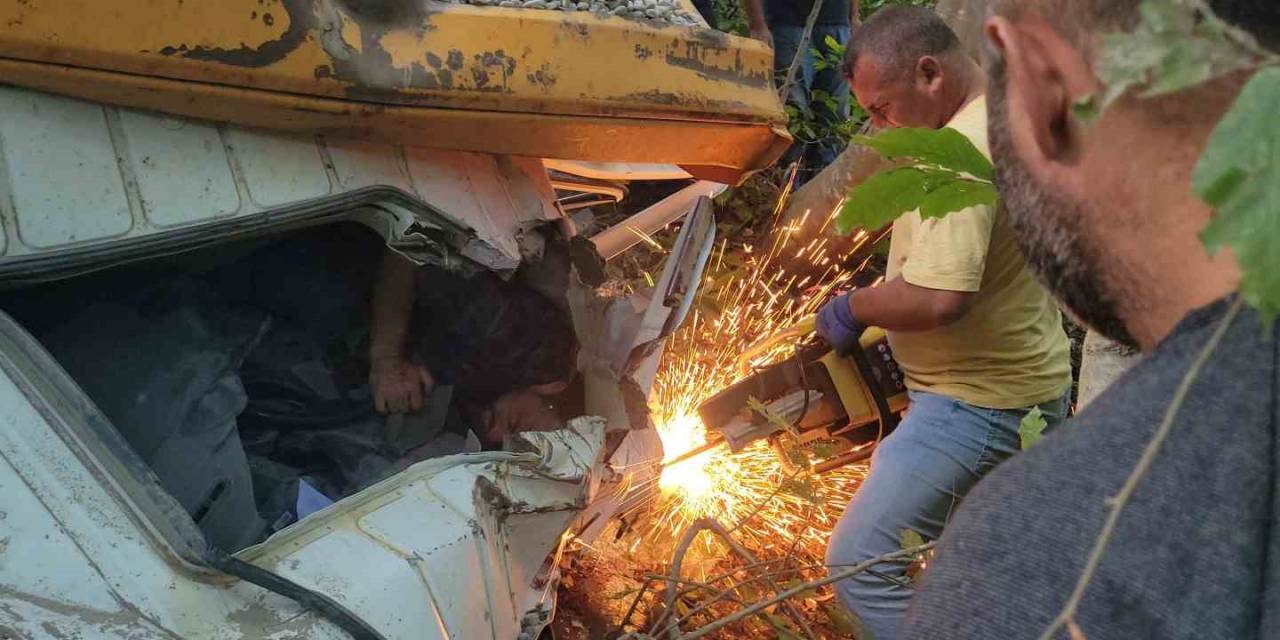 Uçuruma Yuvarlanan Kamyonda 5 Saatlik Yaşam Mücadelesi