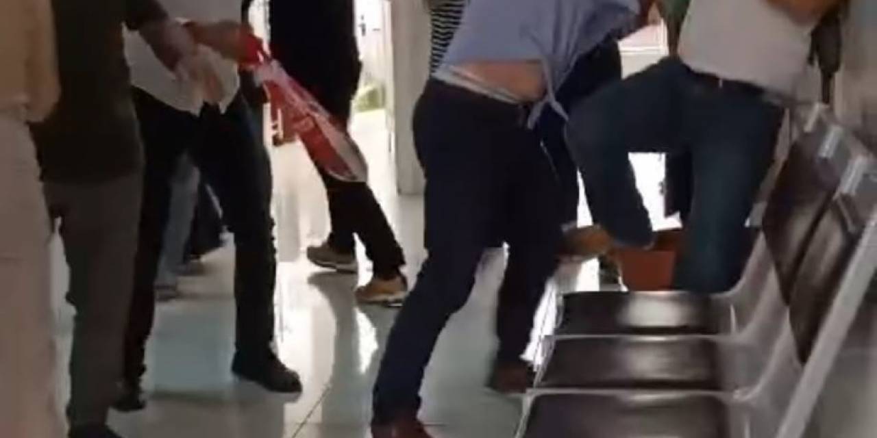 Sağlık Ocağını Basıp Doktorları Darp Ettiler: Olay Anı Kamerada