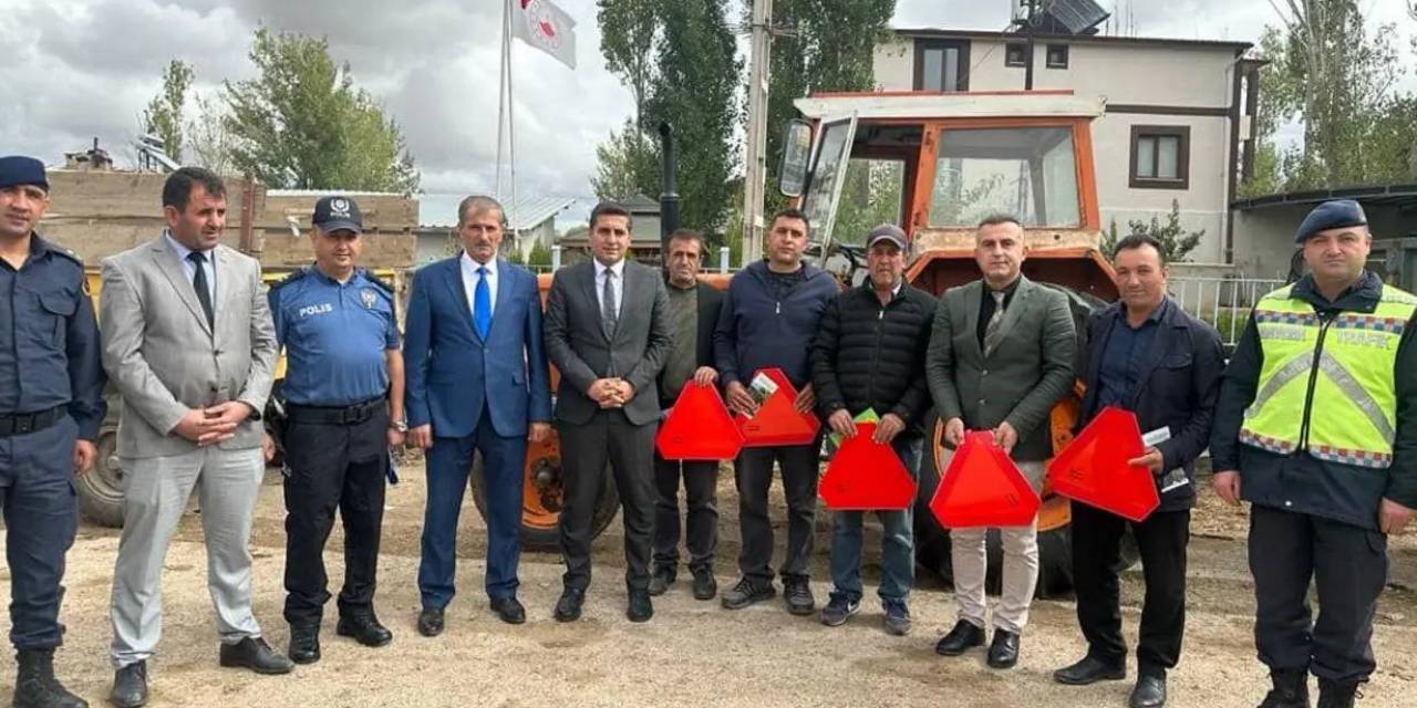 Sürücülerin Can Güvenliği İçin Reflektörler Traktör Römorklarına Takıldı