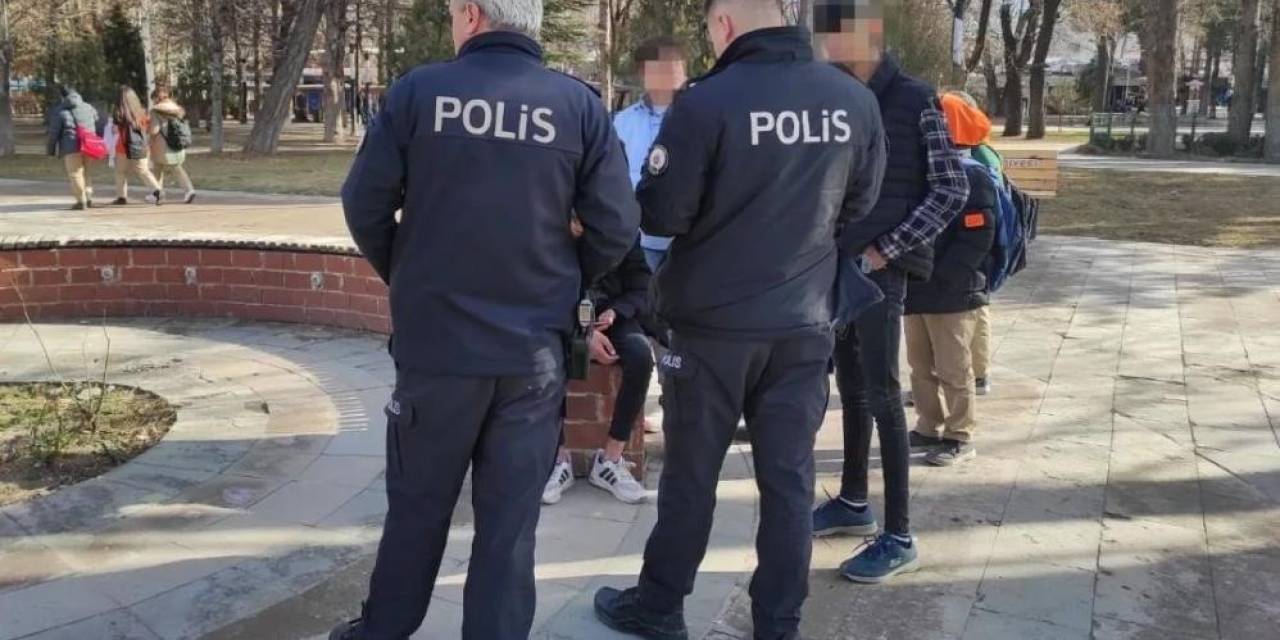 Okul Önlerinde Polis Denetimi Sürüyor