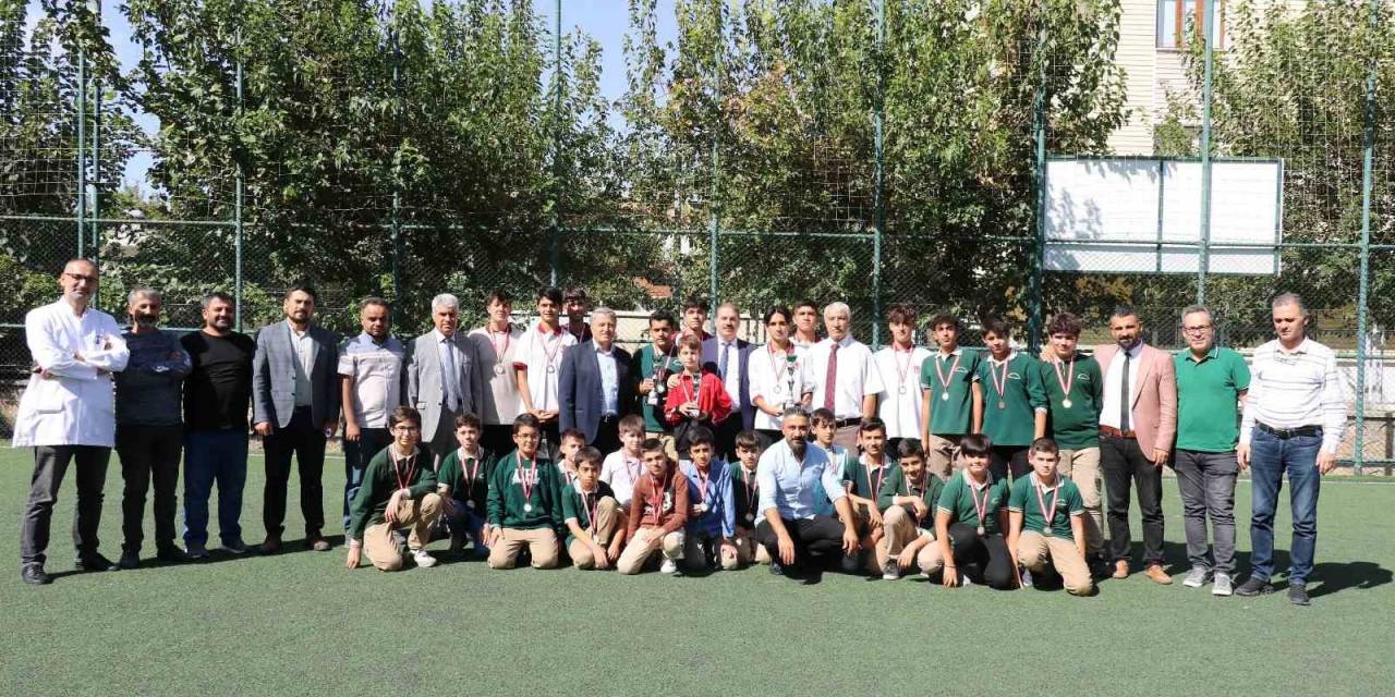 Futbol Turnuvasının Ödül Töreni Düzenlendi