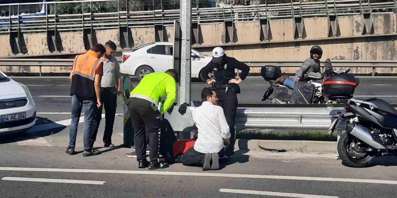 Kadın Trafik Polisi, Kazada Yaralanan Motosikletlinin Yanından Bir An Olsun Ayrılmadı
