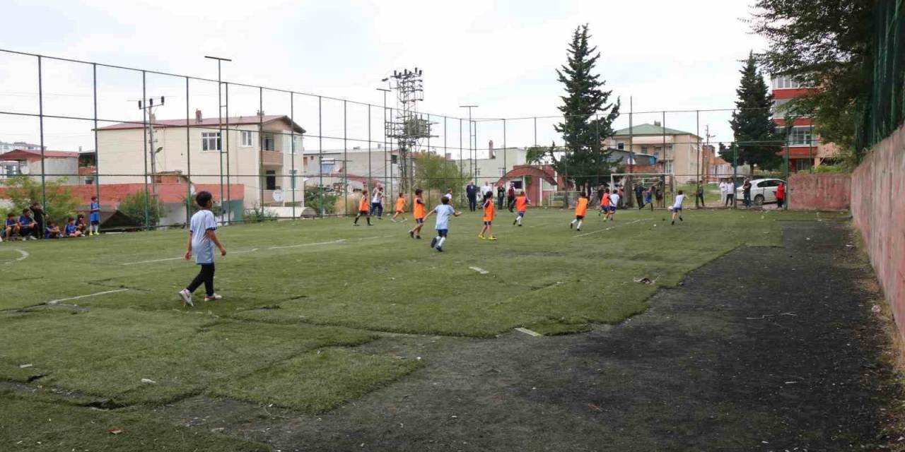 Yamalı Sahada Maç Yapan Gençlerin ’yeni Saha’ Talebi