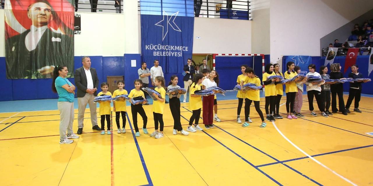 Küçükçekmece’de 3 Bin 600 Öğrenciye Spor Malzemeleri Dağıtıldı