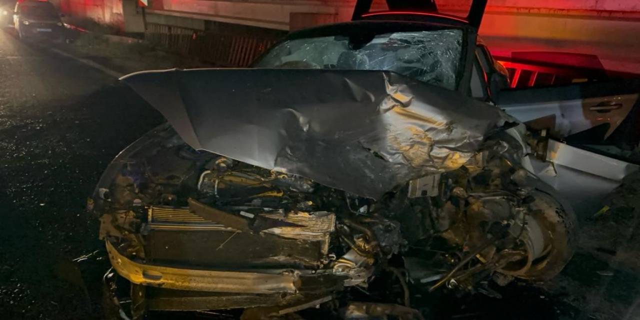 İki Otomobilin Hurdaya Döndüğü Kazada 3 Kişi Ağır Yaralandı