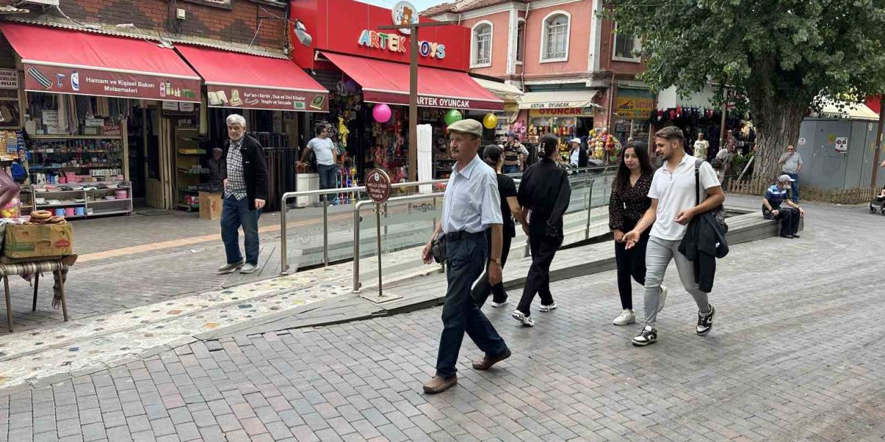 Her Gün 15 Kilometre Yürüyen Adam Gençlere Taş Çıkartıyor