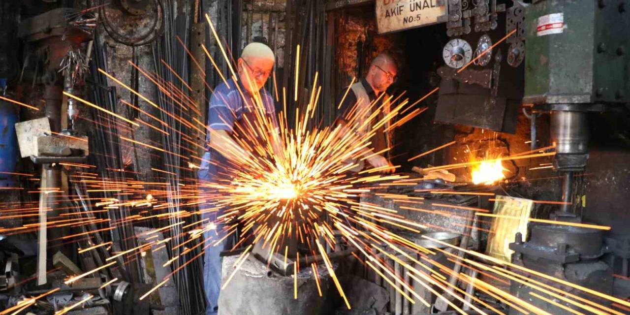 Üç Kuşak Bir Arada Demircilik Mesleğini Yaşatmaya Çalışıyorlar