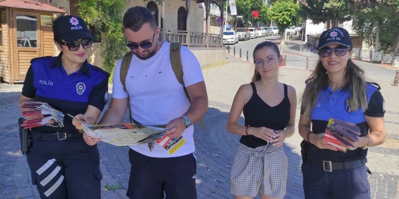 Alanya’da Polisten Turistlere Dört Dilde Broşür