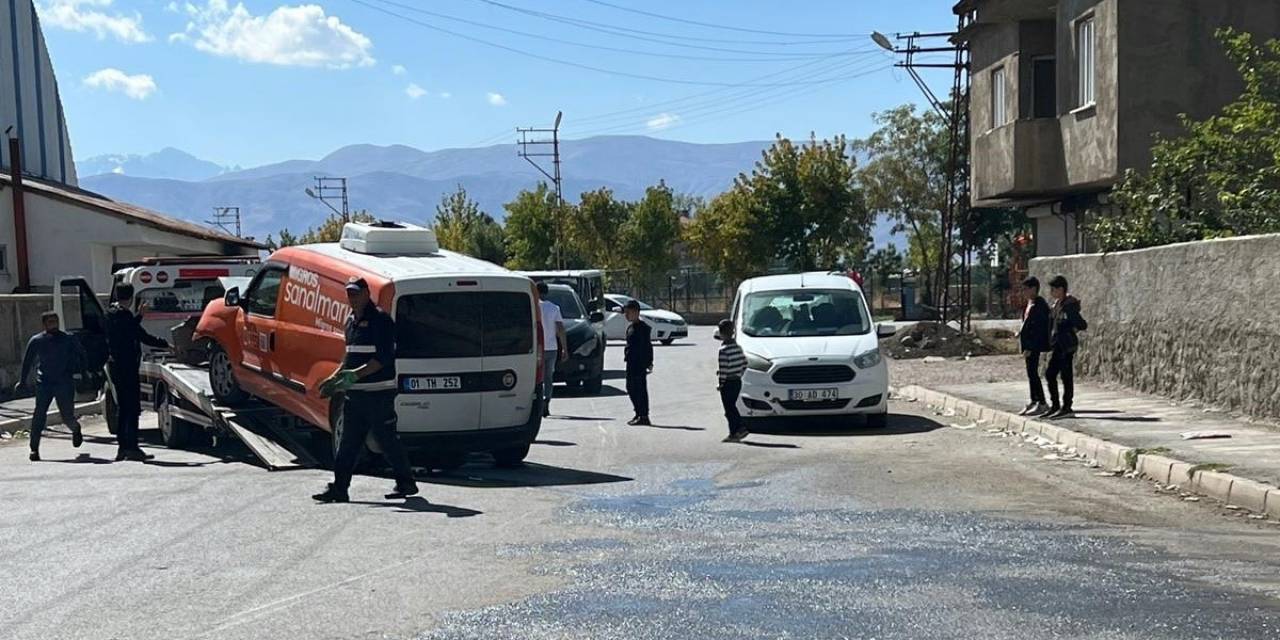 Yüksekova’da Minibüs İle Kamyonet Çarpıştı: 3 Yaralı